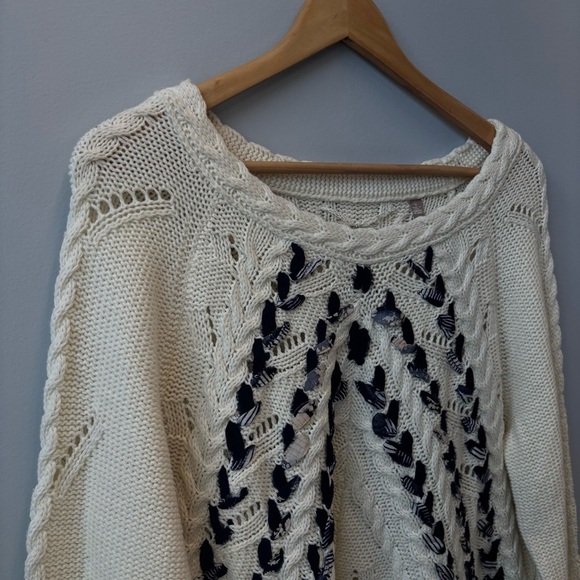 Knitted and Knotted XL Sweater cable knit ribboned - Picture 3 of 13